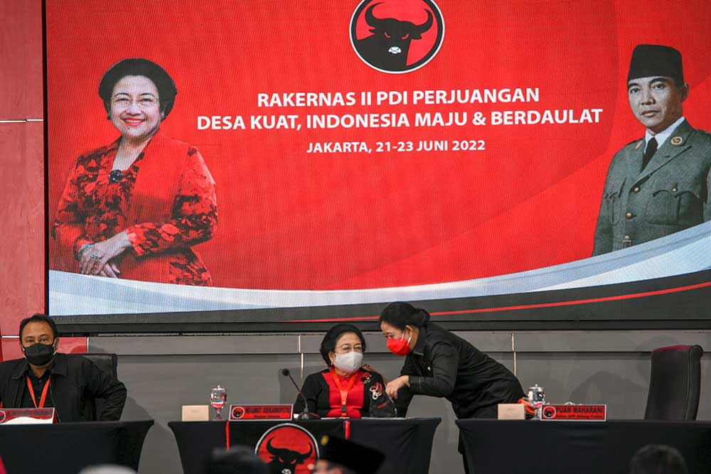 Ketua Umum PDI Perjuangan Megawati Soekarnoputri (tengah) berbincang dengan Ketua Dewan Pimpinan Pusat (DPP) Puan Maharani (kanan) saat paripurna pertama dalam Rapat Kerja Nasional (Rakernas) II PDI Perjuangan di Jakarta, Selasa (21/6/2022). ANTARA FOTO/M Risyal Hidayat