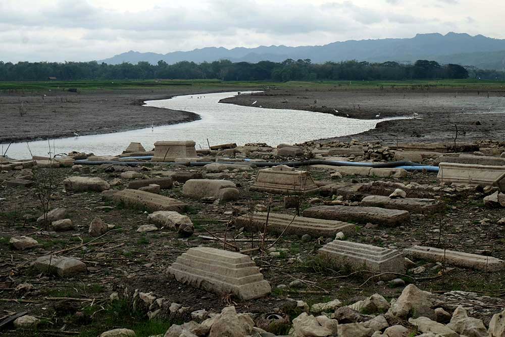  Air Waduk Gajah Mungkur Surut, Komplek Makam Tua Ditemukan Warga