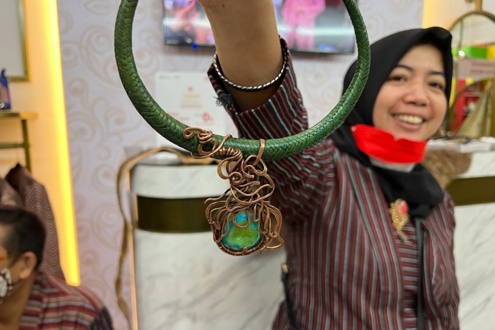 Founder DSultan, Ulfa, menunjukkan kalung hasil karyanya yang dipamerkan dalam ajang Kriyanusa 2022 yang digelar di Jakarta Convention Center (JCC), Rabu (21/9/2022). /Bisnis-Sholahuddin Al Ayyubi