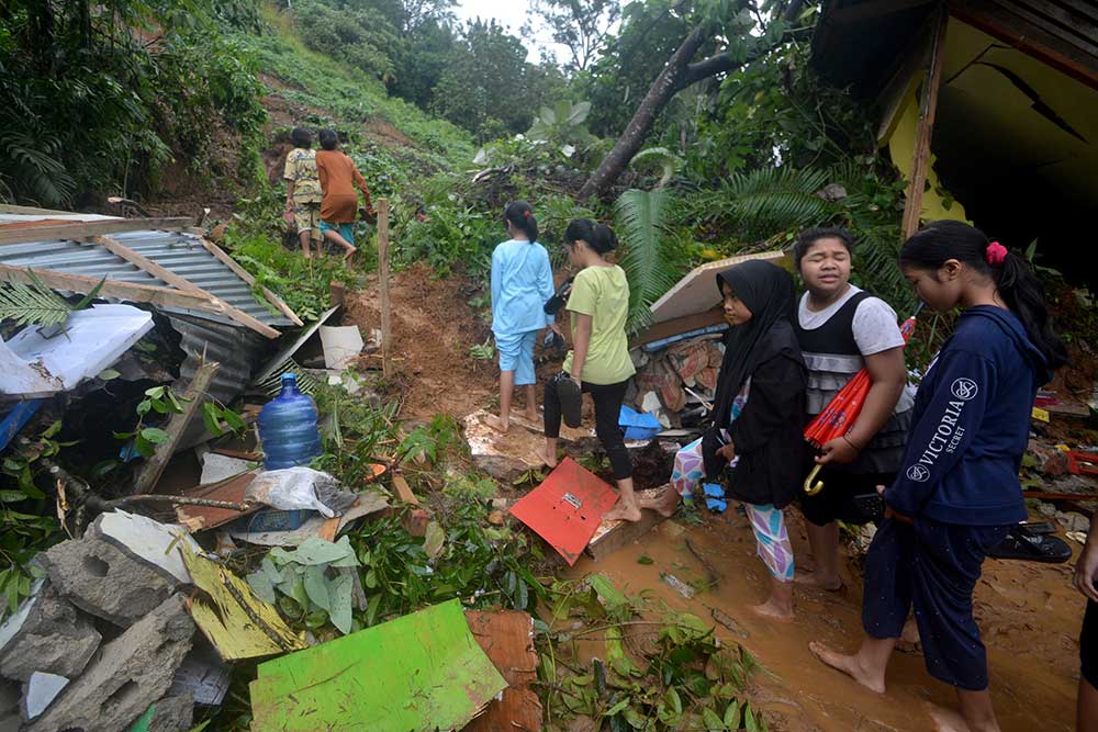  Tanah Longsor Terjang Bangunan Sekolah di Padang
