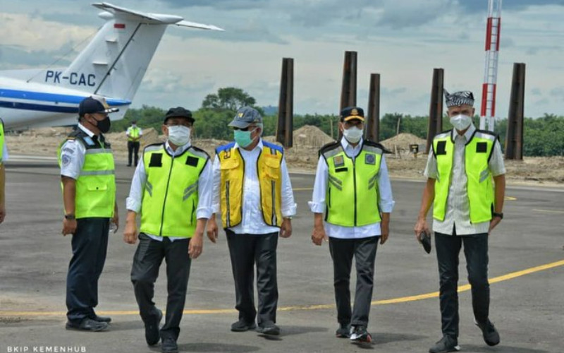Menhub Budi Karya Sumadi meninjau proyek pembangunan Bandara Ngloram di Cepu, Jawa Tengah. Dengan landas pacu yang telah dibangun sepanjang 1.500 meter saat ini, Bandara Ngloram sudah mampu didarati pesawat jenis ATR-72, Minggu (3/1/2021). /Kemenhub