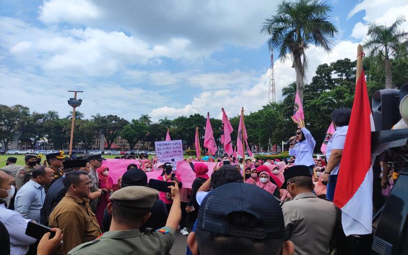 Unjuk rasa ratusan emak-emak di halaman Kantor Gubernur Sumatra Selatan, Kamis (22/9). /Bisnis-Dinda Wulandari
