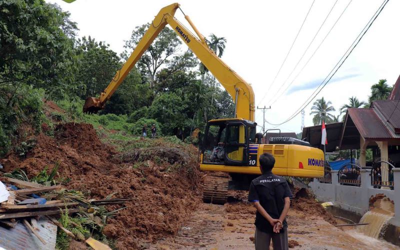  Banjir dan Longsor Terjang Padang, Bangunan Sekolah Hancur dan Warga Dievakuasi