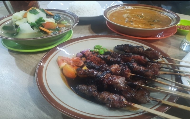  Menikmati Sajian Kuliner Kambing Bu Aspiah di Rest Area Paling Instagramable