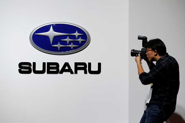 Seorang fotografer membidik logo Subaru di arena The 45th Tokyo Motor Show 2017. /Reuters