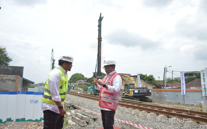 Menteri Perhubungan Budi Karya Sumadi dan Wali Kota Medan Bobby Nasution saat meninjau Proyek Kereta Api Layang Medan-Binjai, Sabtu (24/9/2022)/BKIP Kemenhub.