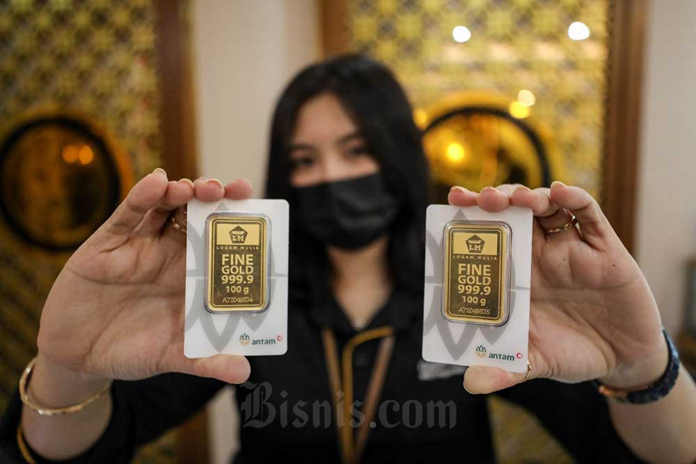 Karyawan menunjukan emas di Galeri 24 Pegadaian, Jakarta, Selasa (19/7/2022). Bisnis/Eusebio Chrysnamurti 