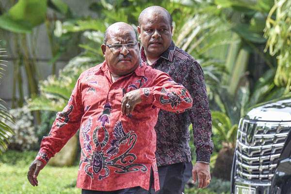 Gubernur Papua Lukas Enembe (kiri) tiba di gedung KPK, Jakarta, Rabu (4/10)./ANTARA FOTO - Hafidz Mubarak A