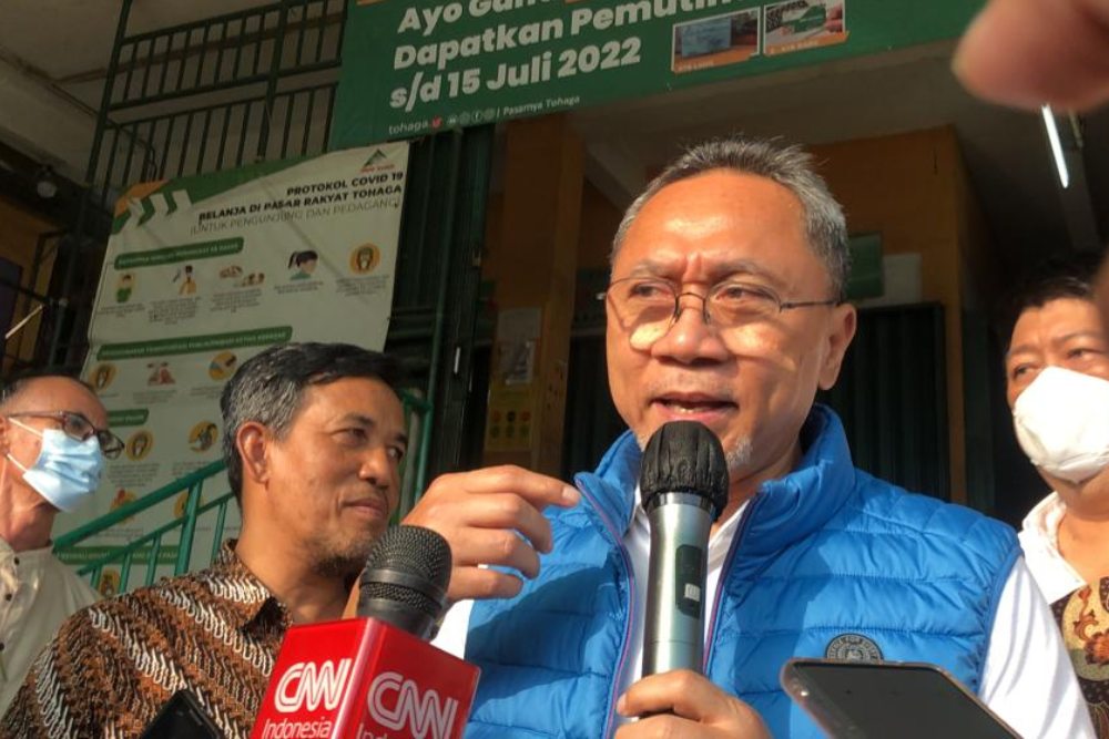 Menteri Perdagangan (Mendag) Zulkifli Hasan saat meninjau harga bahan pokok di Pasar Cibinong, Bogor, Jawa Barat, Jumat (22/7/22) pagi - BISNIS - Annasa Rizki Kamalina.