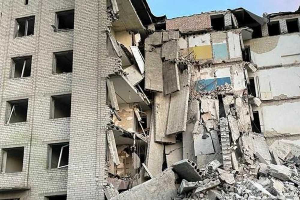 Reruntuhan apartemen di Donesk, Ukraina, yang terhantam rudal Rusia /Pavlo Kyrylenko/Handout via REUTERS