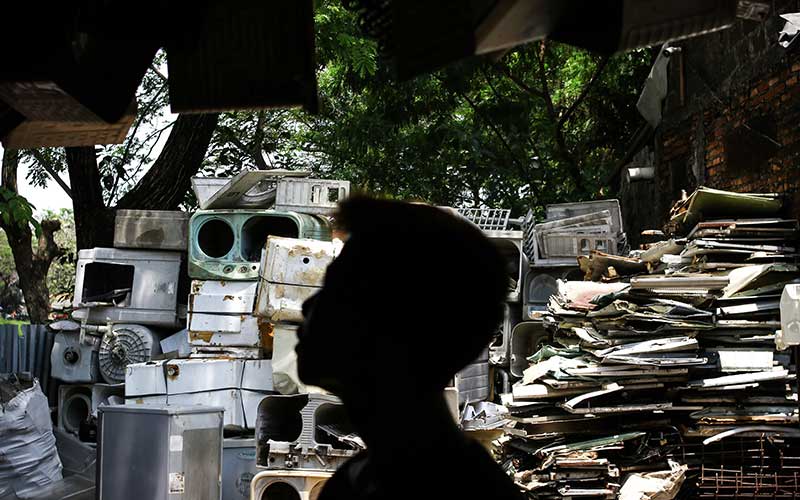 Pekerja memilih barang bekas di tempat pengepulan sampah elektronik di Jakarta, Kamis (19/11/2020). Dinas Lingkungan Hidup (DLH) DKI Jakarta mengatakan jumlah limbah elektronik pada periode Februari sampai dengan Oktober 2020 mencapai 22 ton atau sebanyak 22.683 kilogram. ANTARA FOTO/Rivan Awal Lingga