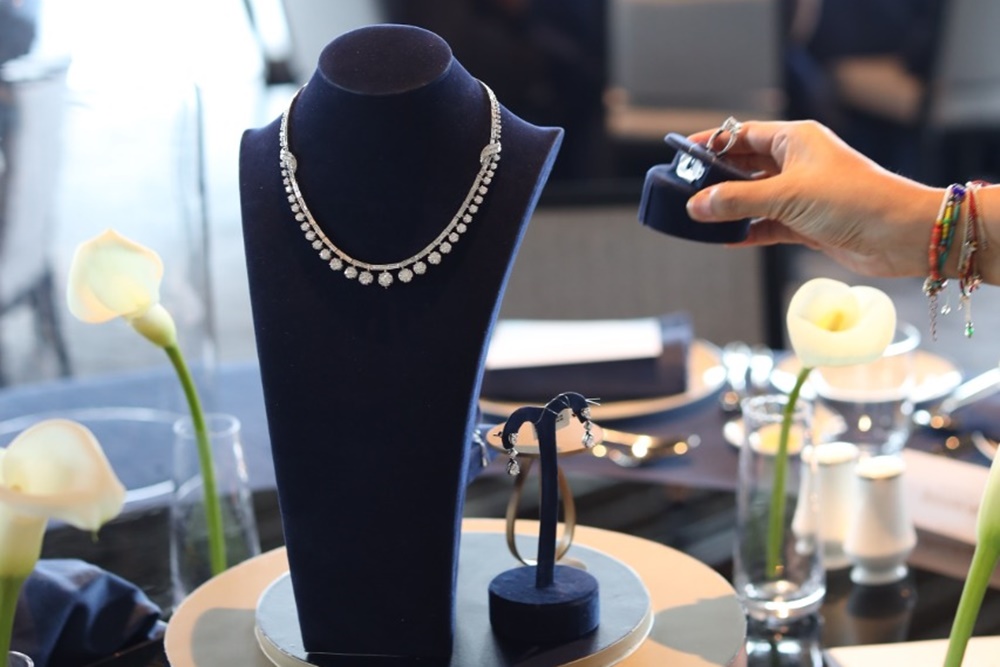  Azure Collection Mondial, Tonjolkan Keindahan Batu Safir Biru