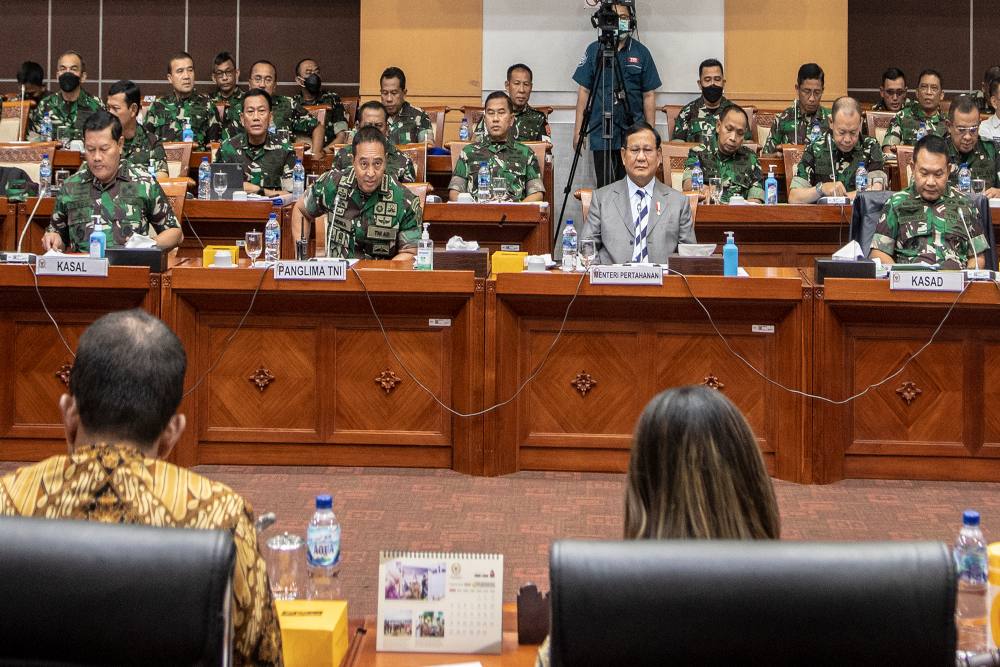 Keakraban Panglima TNI Andika Perkasa dan KSAD Dudung Abdurachman di DPR