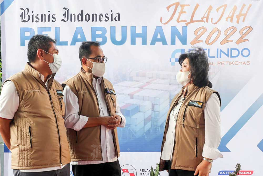 Direktur Utama PT Pelabuhan Indonesia (Persero) Arif Suhartono (dari kiri), Menteri Perhubungan Budi Karya Sumadi dan Presiden Direktur PT Jurnalindo Aksara Grafika (JAG) Lulu Terianto berbincang di sela-sela pelepasan tim Jelajah Pelabuhan 2022 di Wisma Bisnis Indonesia, Jakarta, Selasa (6/9/2022). Bisnis/Himawan L Nugraha