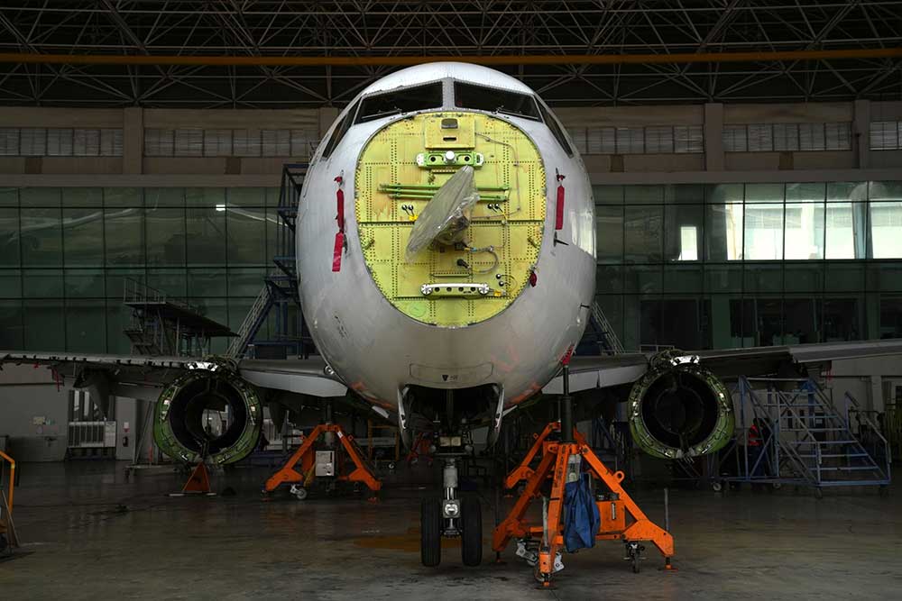 Karyawan melakukan perawatan pesawat milik PT Garuda Indonesia di dalam hanggar di Bandara Internasional Soekarno-Hatta di Cengkareng, Banten, Kamis (30/6/2022). Bloomberg/ Dimas Ardian