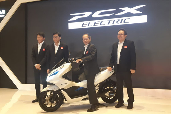 Presiden Director PT Astra Honda Motor (AHM) Toshiyuki Inuma menjajal PCX Electrik. /BISNIS.COM-ADT