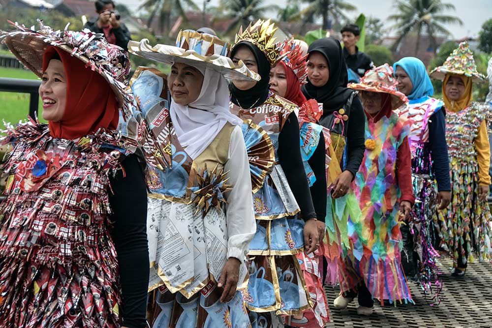  Peragaan Busana Berbahan Dasar Daur Ulang Sampah di Jawa Barat