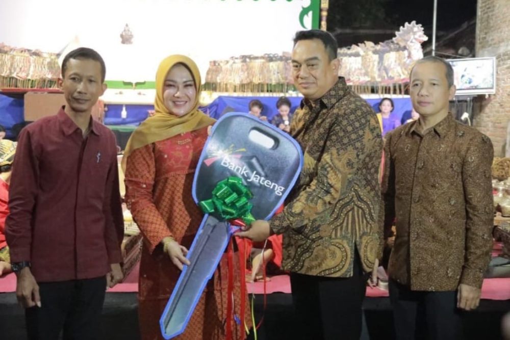  Bank Jateng Serahkan Bantuan Ambulans untuk Desa Jabung Klaten