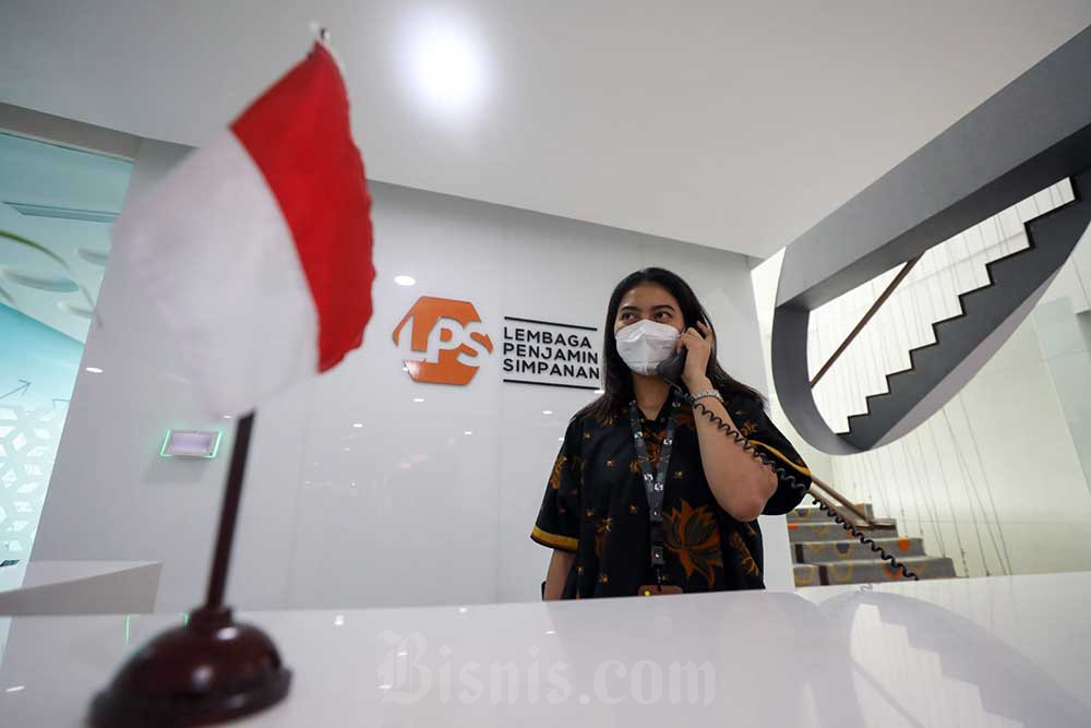 Karyawati beraktivitas di kantor Lembaga Penjamin Simpanan (LPS) di Jakarta, Senin (9/5/2022). /Bisnis-Arief Hermawan P