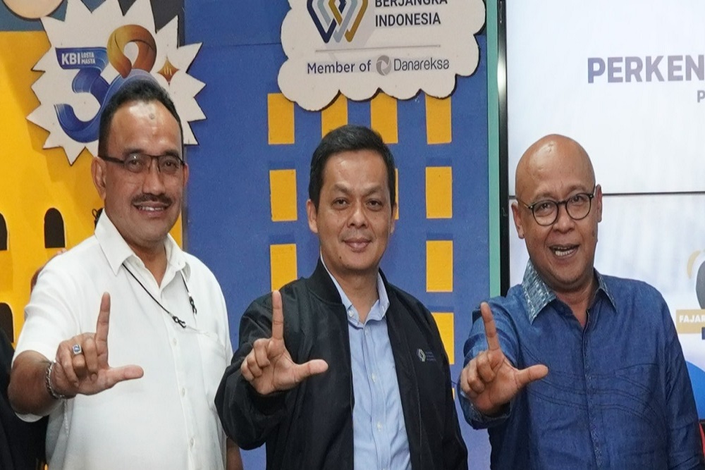(kanan-kiri), Fajar Wibhiyadi (Direktur Utama KBI) Budi Susanto (Direktur KBI) dan Andi Patriota Wibisono (Executive Vice President KBI), disela-sela perkenalan jajaran Direksi baru KBI kepada karyawan PT Kliring Berjangka Indonesia, di Jakarta 27 September 2022. /istimewa