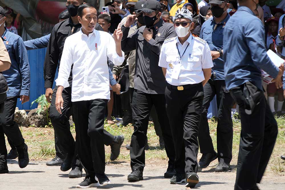  Presiden Jokowi Berikan Langsung BSU dan BLT Kepada Masyarakat di Buton