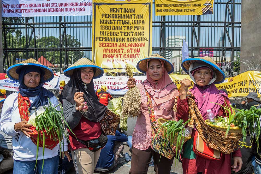  Massa Dari Petani, Nelayan dan Buruh Gelar Aksi di Depan Gedung DPR/MPR