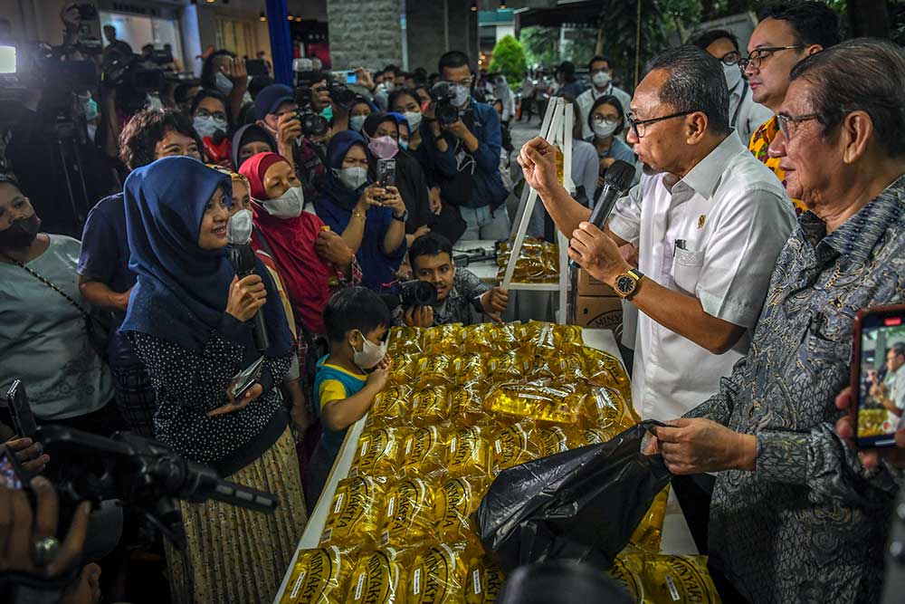 Menteri Perdagangan Zulkifli Hasan (kedua kanan) berdialog dengan warga yang akan membeli minyak goreng kemasan saat peluncuran minyak goreng kemasan rakyat (MinyaKita) di kantor Kementerian Perdagangan, Jakarta, Rabu (6/7/2022). ANTARA FOTO/Galih Pradipta