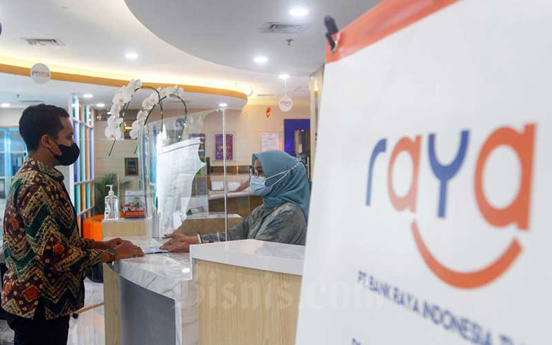 Nasabah melakukan transaksi di PT Bank Raya Indonesia Tbk., Jakarta, Selasa (15/2/2022).  - Bisnis/Himawan L Nugraha