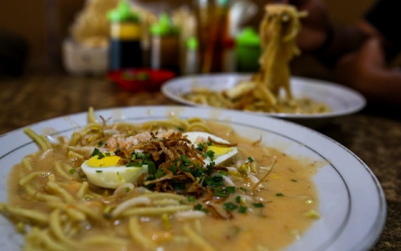  Pergi ke Palembang, Wajib Makan Mie Celor Buat Sarapan!