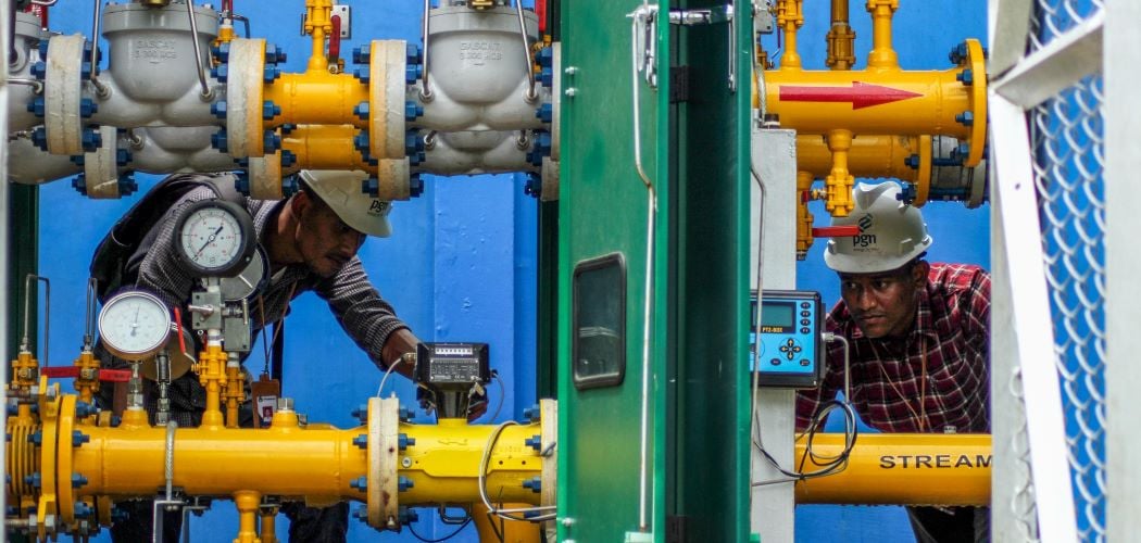 Pekerja PT Perusahaan Gas Negara Tbk (PGN) melakukan perawatan regulator jaringan gas rumah tangga (jargas) di Krueng Geukuh, Kecamatan Dewantara, Aceh Utara, Aceh, Selasa (2/6/2020)./Antara - Rahmad