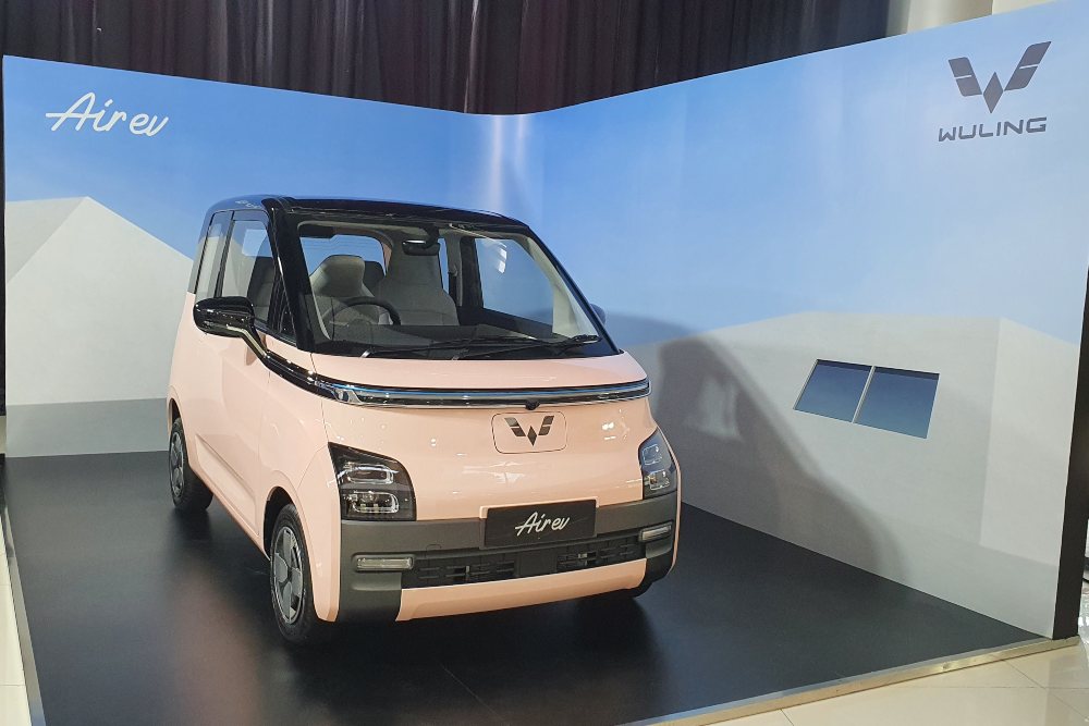 Wuling Motors Indonesia mengenalkan kendaraan listrik pertamanya di Indonesia, Air ev sebagai kendaraan ramah lingkungan yang dijual dengan harga mulai dari Rp250 juta hingga Rp300 juta - BISNIS/Jaffry Prabu Prakoso.