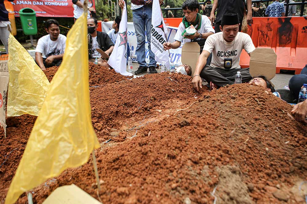  Aksi Kubur Diri Warnai Unjuk Rasa di Tangerang