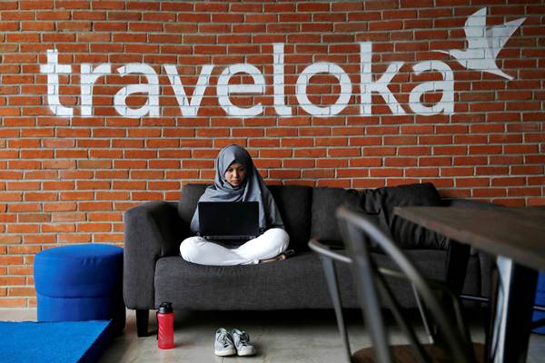 Karyawan beraktivitas di kantor Traveloka, di Jakarta./REUTERS-Beawiharta
