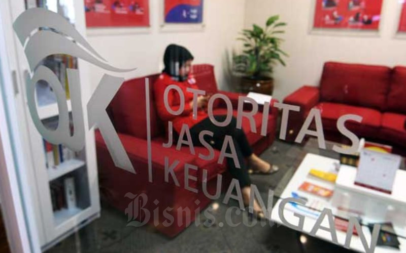 Pengunjung gerai Slik menunggu panggilan petugas Otoritas Jasa Keuangan (OJK) di Gedung Bank Indonesia, Jakarta./ Bisnis/Abdurachman