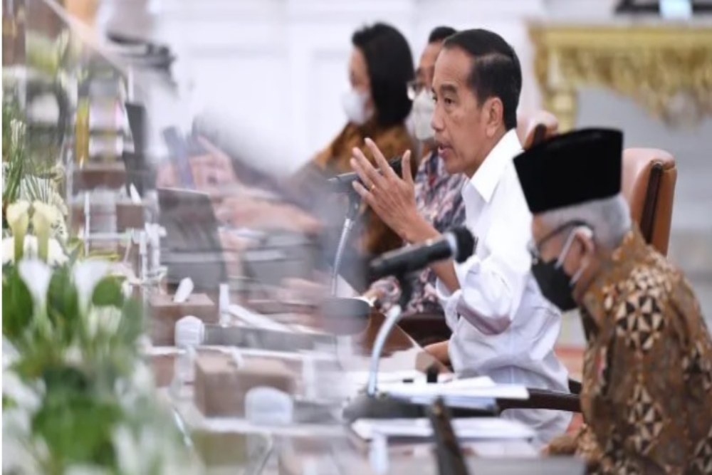 Presiden Joko Widodo saat memimpin rapat kabinet terbatas mengenai visa on arrival (VoA) dan Kartu Izin Tinggal Terbatas (Kitas) di Istana Merdeka, Jakarta, Jumat (9/9/2022)./Antara
