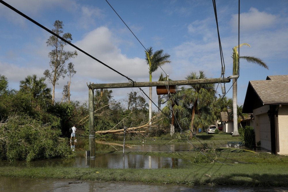 Tiang listrik di Fort Myers, Florida, AS, rusak setelah badai Ian menerjang pada Kamis (29/9/2022). Aalah satu badai terkuat yang melanda AS ini menghantam Florida sejak Rabu waktu setempat./Bloomberg-Eva Marie Uzcategui
