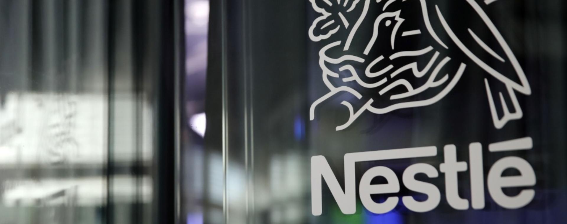 Logo Nestle di kantor pusat Nestle SA di Vevey, Swiss, pada Selasa (12/2/2019).Bloomberg/Stefan Wermuth. Produk Sawit Astra Agro (AALI) Terancam Diblokir oleh Nestle