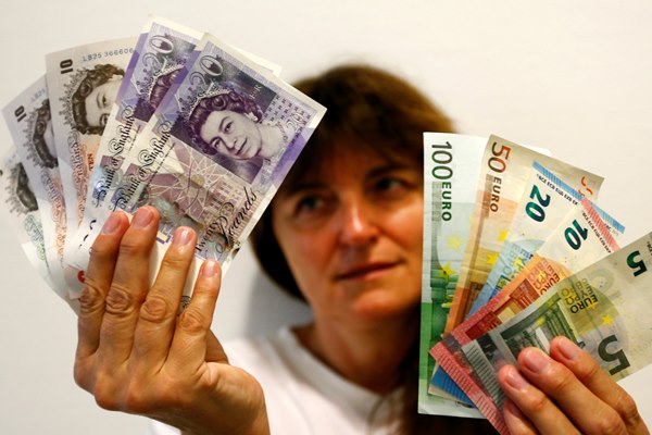 Ilustrasi-Mata uang Poundsterling dan Euro/Reuters