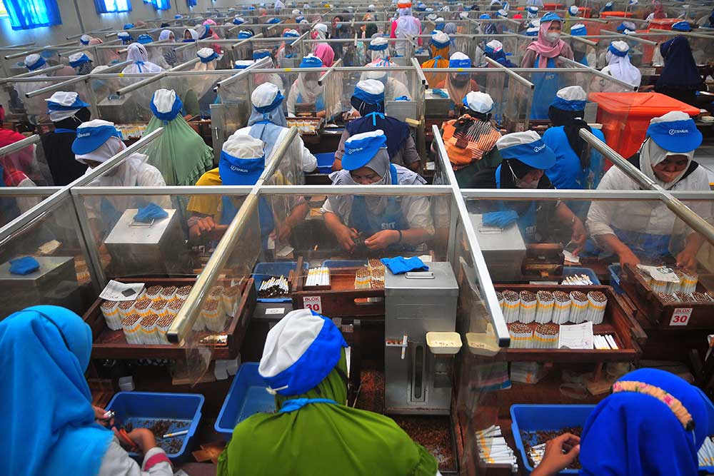 Sejumlah buruh rokok memproduksi Sigaret Kretek Tangan (SKT) di Kudus, Jawa Tengah, Jumat (2/9/2022). ANTARA FOTO/Yusuf Nugroho