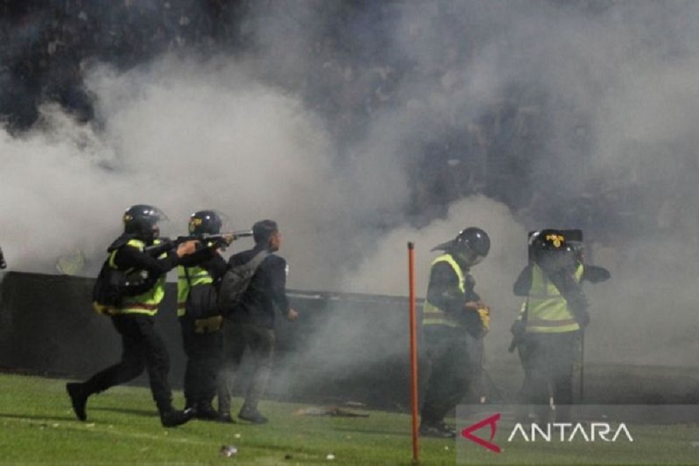 Kerusuhan suporter di Stadion Kanjuruhan, Malang, Sabtu (1/10/2022) - Antara