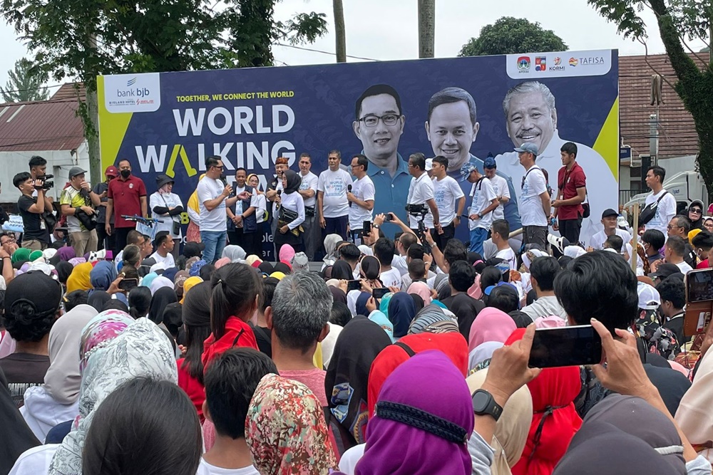  Ikuti Jejak Jokowi, Ridwan Kamil Bagi-Bagi Sepeda di Bogor