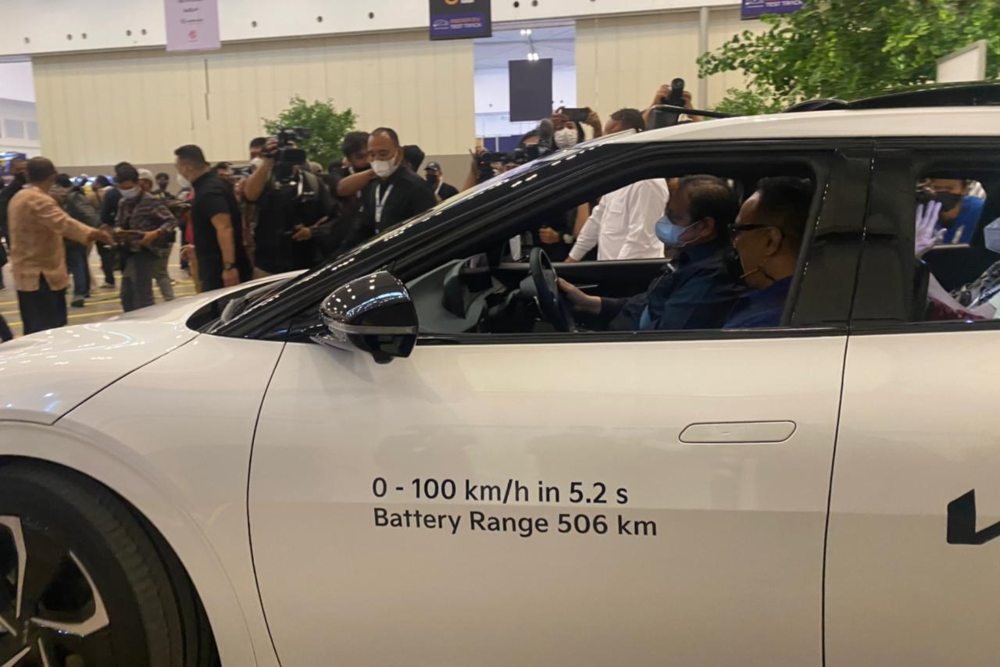 Menteri Koordinator Bidang Perekonomian Airlangga Hartarto menjajal mobil listrik KIA EV6 di ajang Gaikindo Indonesia International Auto Show (GIIAS) 2022 di ICE BSD, Kamis (11/8/2022) - BISNIS/Khadijah Shahnaz.
