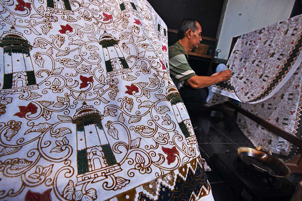 Pekerja menyelesaikan pembuatan kain batik tulis di galeri Batik Banten di Serang, Selasa (21/6/2022). ANTARA FOTO/Asep Fathulrahman