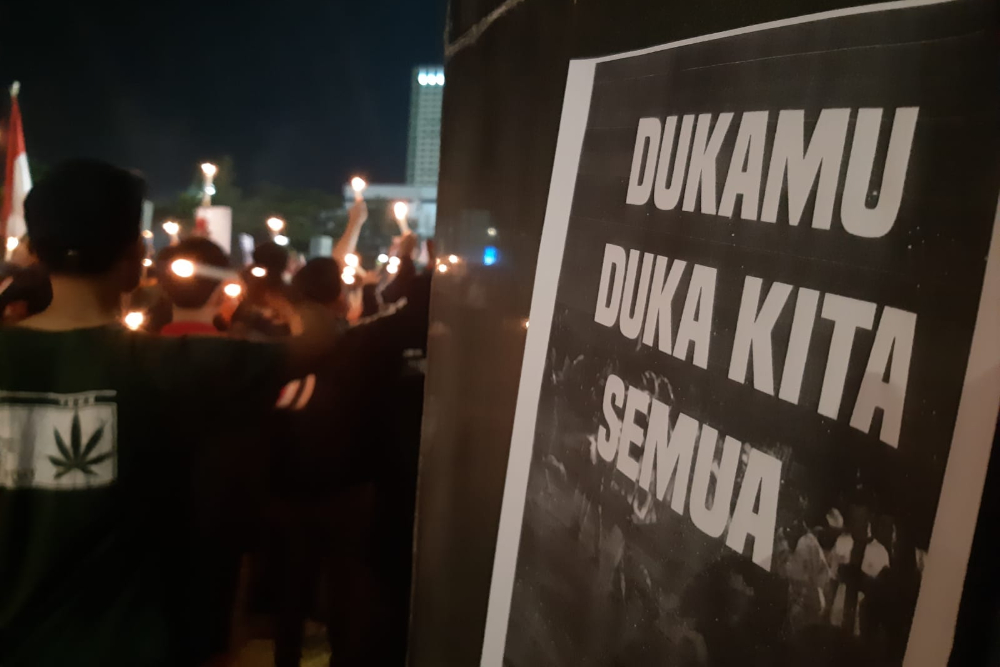 Suasana Unjuk Rasa suporter sepakbola Indonesia atas Tragedi Kanjuruhan yang berlangsung di kawasan Stadiun Gelora Bung Karno, Jakarta Minggu (2/10/2022). /Bisnis-Surya Dua Artha