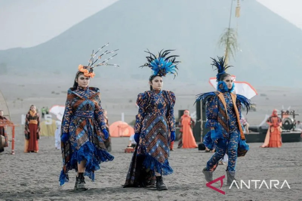 Sejumlah model memperagakan busana batik tulis hasil kerajinan warga Pamekasan di Festival Busana Batik objek wisata Bromo, Jawa Timur./Antara-Disperindag Pamekasan.