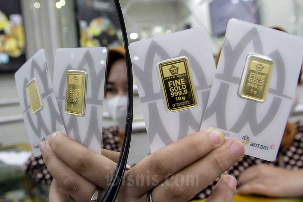 Karyawan menunjukkan emas batangan di Galeri 24 Pegadaian, Jakarta, Rabu (28/9/2022). Bisnis/Fanny Kusumawardhani