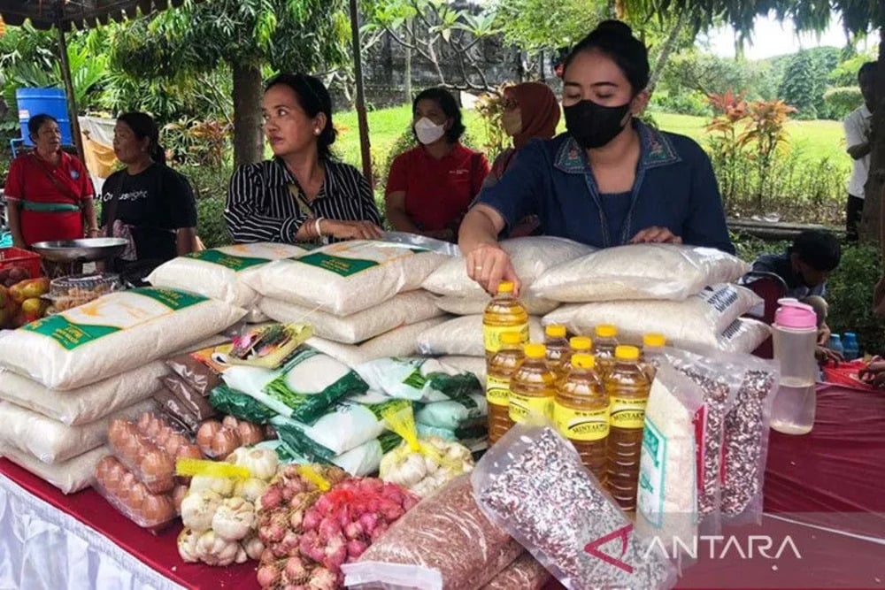 Suasana operasi pasar yang digelar Dinas Pertanian dan Ketahanan Pangan Bali untuk memberikan harga pangan terjangkau bagi masyarakat di Denpasar, Minggu (2/10/2022)./Antara-Ni Putu Putri Muliantari.