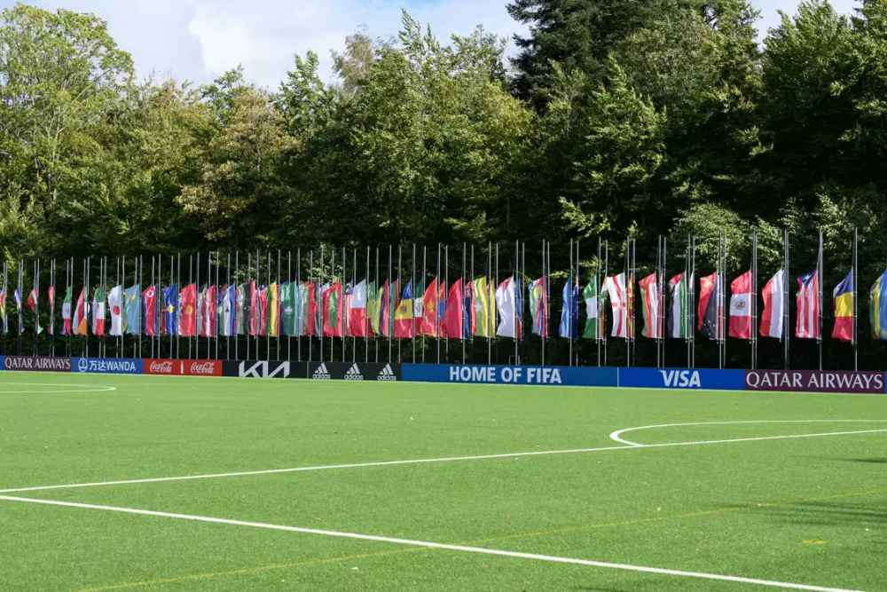 Bendera-bendera negara anggota FIFA dikibarkan setengah tiang di markas FIFA di Swiss sebagai bentuk belasungkawa atas tragedi Kanjuruhan/FIFA