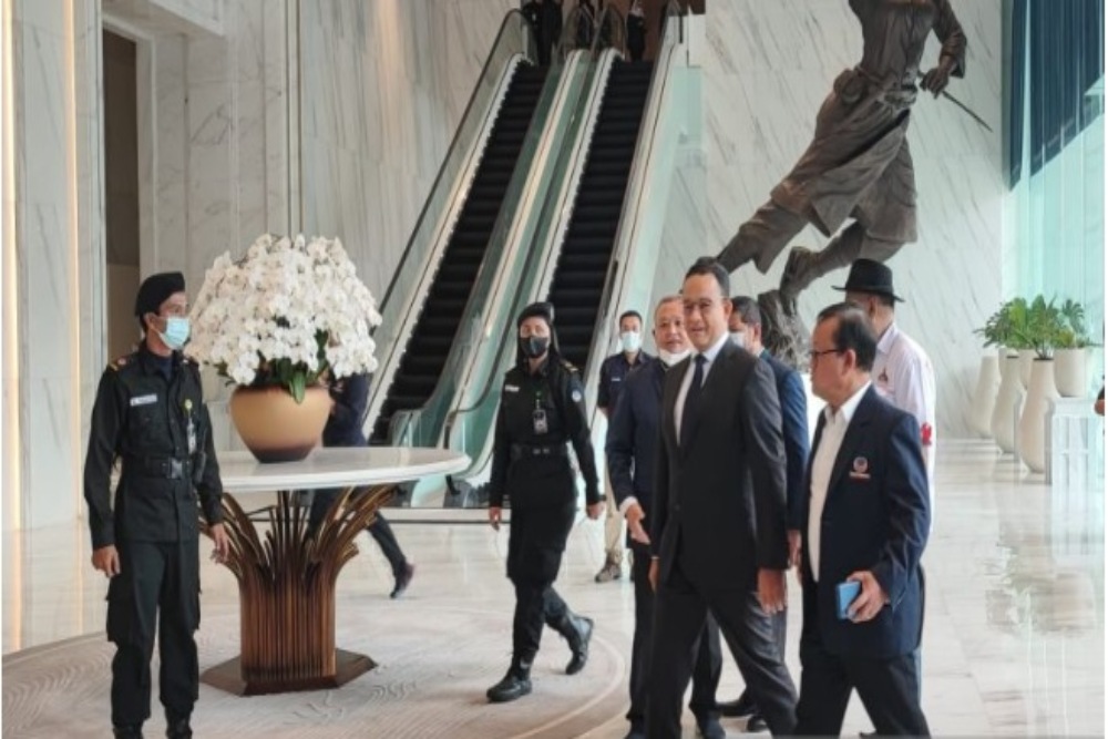 Gubernur DKI Jakarta Anies Baswedan saat tiba di NasDem Tower, Jakarta, Senin (3/10/2022). Anies tiba menjelang pengumuman nama capres yang akan diusung oleh Partai NasDem./Antara