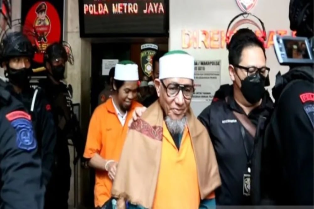  Polisi Serahkan 10 Tersangka dan Berkas Perkara Khilafatul Muslimin ke Kejari Bekasi